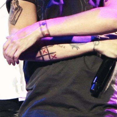 Louis Tomlinson’s Playing Card Suits and Tic-Tac-Toe Tattoos