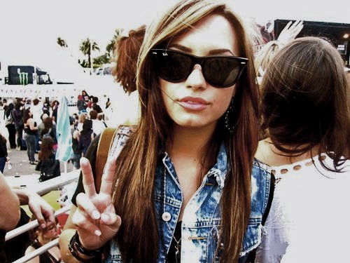 Demi Lovato Peace Tattoo on her Finger - Meaning and Tattoo Pictures